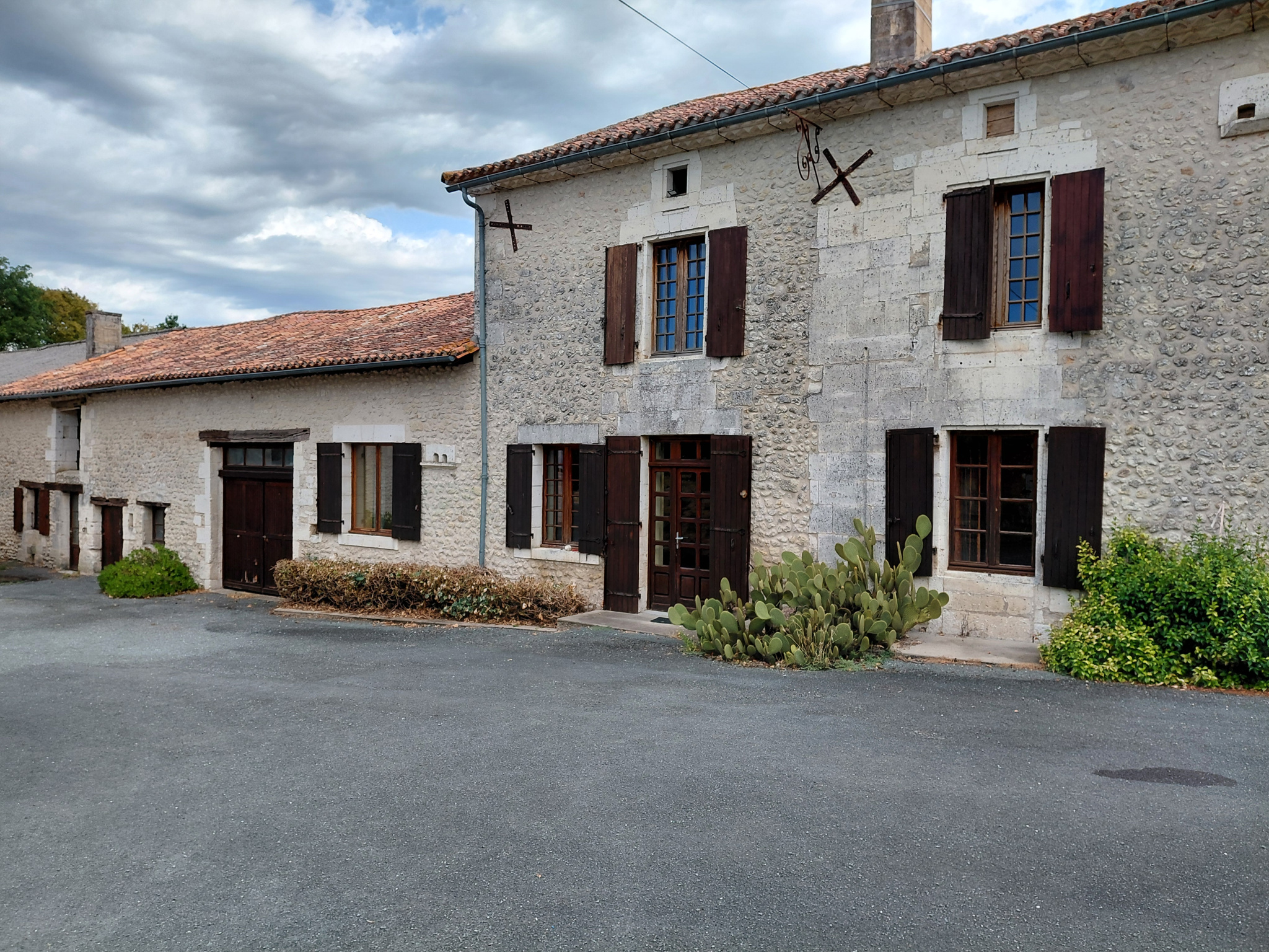 Très belle fermette, comprenant belle maison en pierres de 240 m2 habitables, grange, garages, hangar, étable,