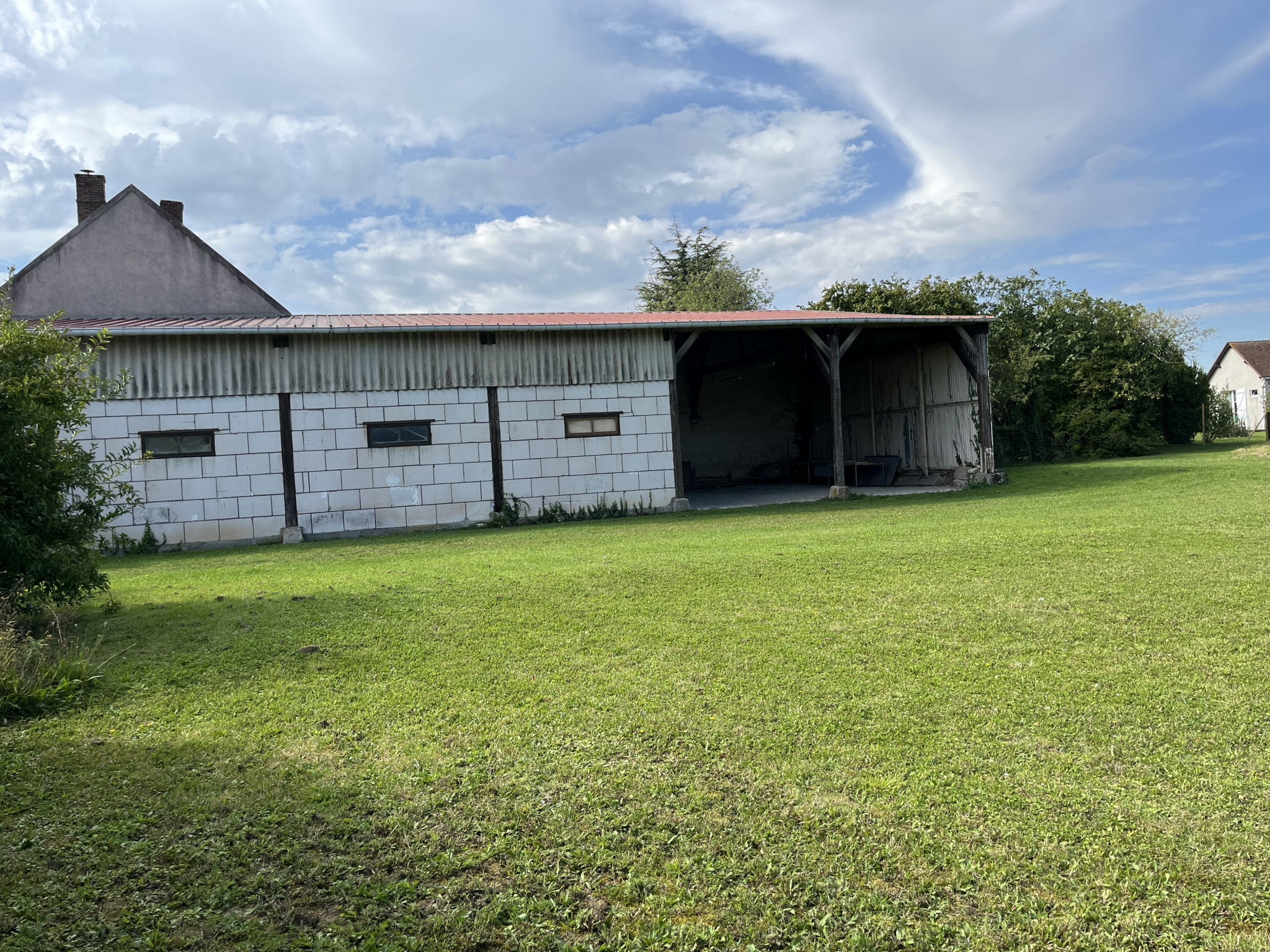 Hangar viabilisé sur terrain de 3146 m2 en partie constructible