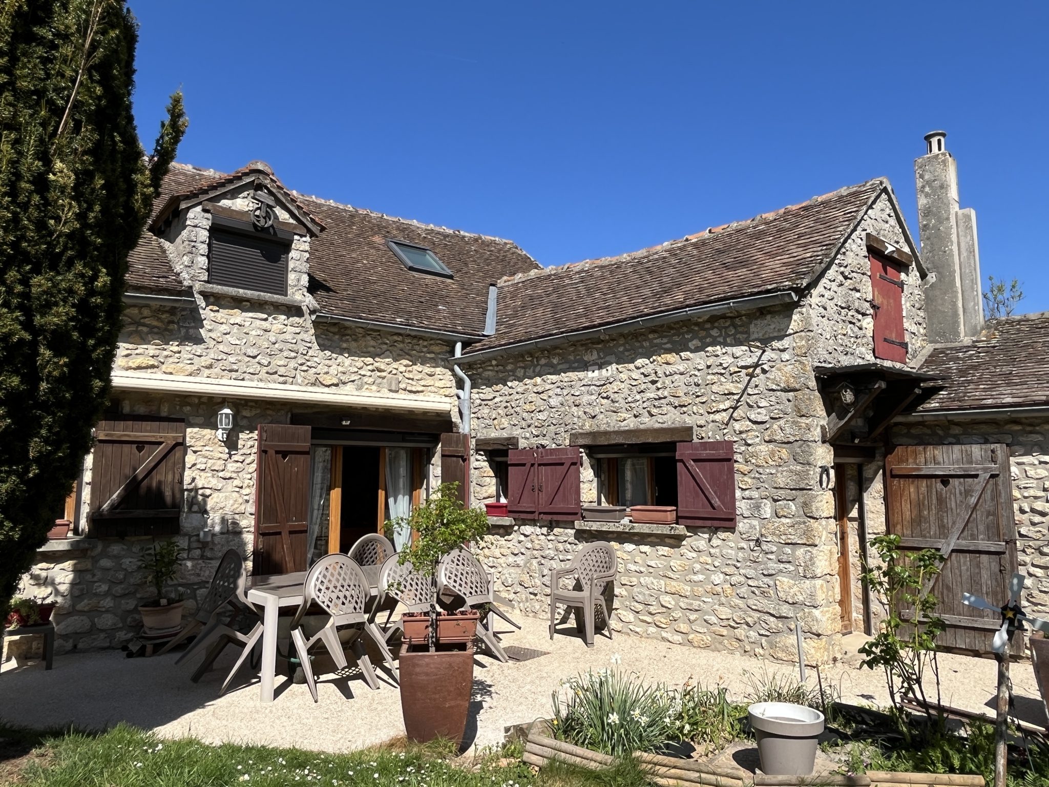 Maison en pierre avec vie de plain-pied et grange