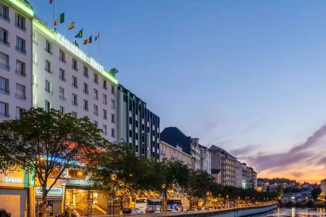LOURDES — Cession Murs et Fonds de Commerce — Hôtel Restaurant *** 163 chambres