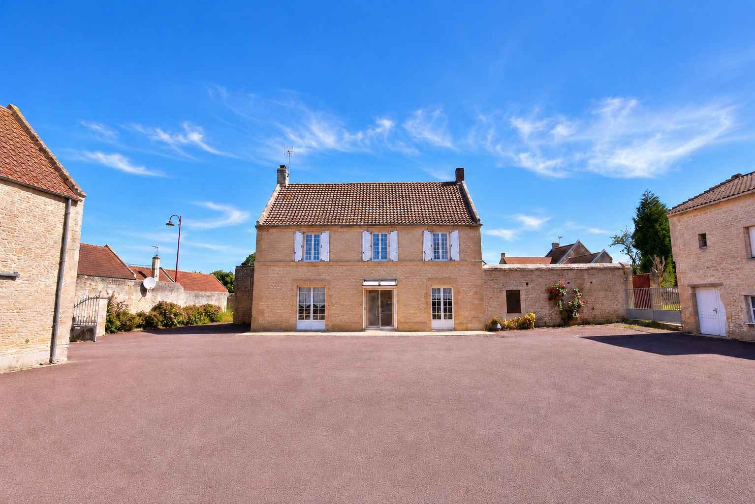 Exclusivité : Maison 3 chambres de 106m2 + 2 granges aménageables sur 1637m2 de terrain